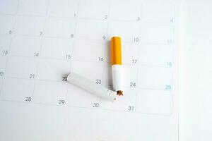 fermer coup de cigarettes sur une calendrier monde non fumeur journée photo