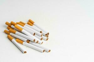 cigarettes sur une blanc Contexte avec copie espace. photo