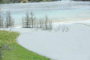 une Lac contaminé avec toxique déchets dans le occidental montagnes de Roumanie. la nature la pollution de cuivre exploiter. écologique catastrophe ou environnement catastrophe photo