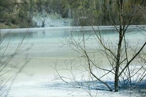 une Lac contaminé avec toxique déchets dans le occidental montagnes de Roumanie. la nature la pollution de cuivre exploiter. écologique catastrophe ou environnement catastrophe photo