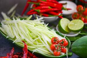 thaïlandais nourriture Haut vue - Papaye salade épicé avec herbes et épices assaisonnement et Ingrédients avec le Chili tomate citron citron vert Papaye tranche, thaïlandais nourriture photo