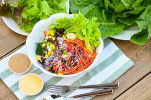 thaïlandais nourriture légume salades sur salades bol avec salade pansement Frais légume fruit des noisettes et céréales pour en bonne santé nourriture mixte légume salade végétarien vert et coloré nourriture pour petit déjeuner photo