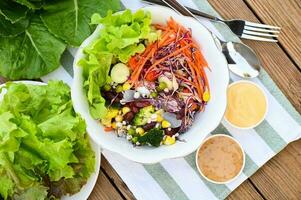 thaïlandais nourriture légume salades sur salades bol avec salade pansement Frais légume fruit des noisettes et céréales pour en bonne santé nourriture mixte légume salade végétarien vert et coloré nourriture pour petit déjeuner photo