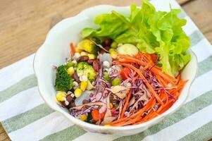 thaïlandais nourriture légume salades sur salades bol avec Frais légume fruit des noisettes et céréales pour en bonne santé nourriture mixte légume salade végétarien vert et coloré nourriture pour petit déjeuner photo