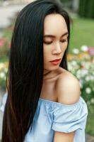 portrait de une magnifique asiatique fille avec une jolie visage sur une été journée. photo