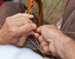 mains travail dans une panier costruction photo