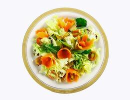 salade et carotte sur blanc Contexte. photo