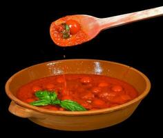 bol de sauce tomate photo