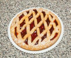 sucré Tarte avec Cerise confiture photo