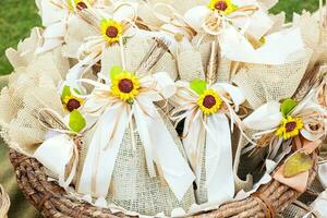 rustique mariage faveurs avec tournesols photo