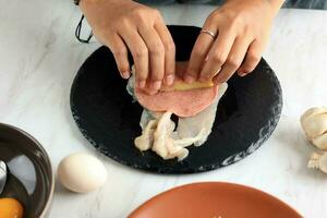 poulet cordon bleu dans le fabrication photo