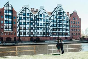 Heureux gars et fille marchant le long des rues touristiques de la vieille Europe photo