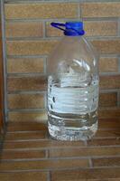 Plastique bouteille avec l'eau photo