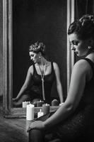 jeune fille brune modèle et actrice devant un miroir