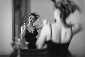 jeune fille brune modèle et actrice devant un miroir photo