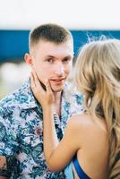 Fille blonde dans une robe bleu clair et un gars dans une chemise légère dans une carrière de granit photo