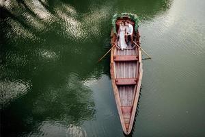 une promenade en bateau pour un mec et une fille le long des canaux et des baies de la rivière photo