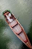 une promenade en bateau pour un mec et une fille le long des canaux et des baies de la rivière photo