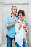 mec et une fille marchent joyeusement le matin dans les rues vides photo