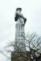 tbilissi, Géorgie, janvier 08, 2023- statue mère de Géorgie avec arbre dans premier plan le célèbre symbole de tbilissi. photo