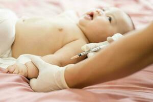 portrait de une bébé étant vacciné par une médecin photo