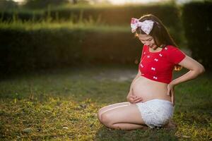 image de femme enceinte touchant son ventre avec les mains photo