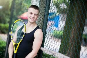 sportif en jouant tennis photo