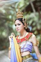 belle fille thaïlandaise en costume traditionnel thaïlandais photo