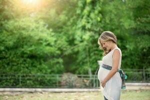 un image de Enceinte femme, mère concept photo