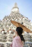 magnifique asiatique fille dans thaïlandais traditionnel costume à temple photo