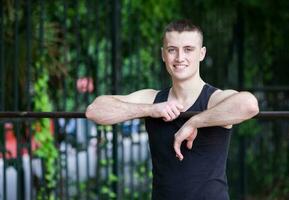 athlétique homme Faire exercice avec bar photo