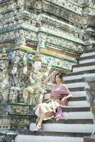 magnifique asiatique fille dans thaïlandais traditionnel costume à temple photo