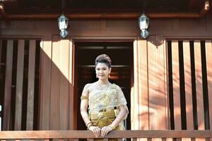 belle fille thaïlandaise en costume traditionnel thaïlandais photo