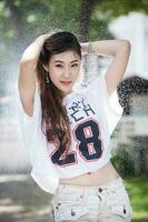 content chinois fille est avoir humide et pluie photo