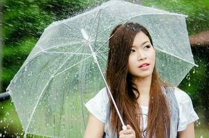 magnifique fille est permanent avec parapluie parmi une pluie 1 photo