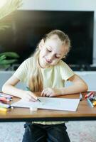 enfant fille dessin avec coloré des crayons photo