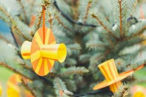 DIY Fait main décoration sur une Noël arbre photo