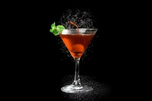 rouge cocktail et menthe sur noir Contexte photo
