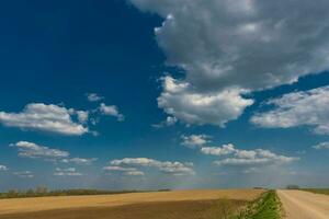 fond de ciel bleu avec des nuages à rayures blanches dans le ciel et l'infini peut être utilisé pour le remplacement du ciel photo