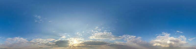 crépuscule skydôme avec soir des nuages comme sans couture hdri 360 panorama vue avec zénith dans sphérique équirectangulaire format pour utilisation dans 3d graphique ou Jeu développement comme ciel ou Éditer drone coup photo
