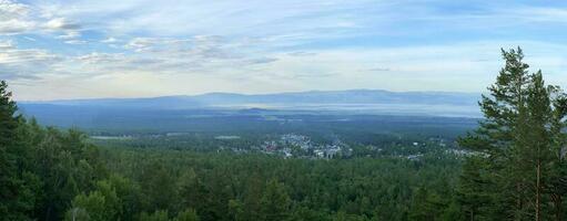 panoramique vue de le village de Archan dans le brume. vallée de le sayan montagnes. la bouriatie. Russie. photo