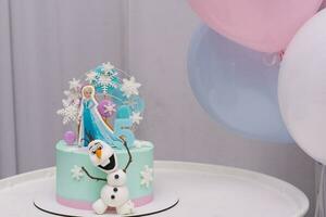 Moscou, Russie. février 2022. gâteau d'anniversaire coeur froid avec elsa et elaf pour l'anniversaire des enfants photo