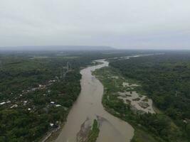 aérien vue de gros rivière dans Indonésie avec large vue photo