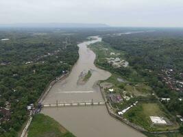 aérien petit barrage rivière dans gros rivière Indonésie photo