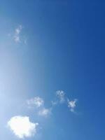 blanc des nuages sur le bleu ciel parfait pour le Contexte photo