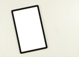 plat allonger de numérique tablette avec Vide blanc écran isolé sur blanc Contexte. photo