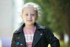 portrait de une fille de élémentaire âge avec blond cheveux. photo