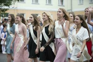 mai 03, 2019 Biélorussie, gomil. ville vacances. les filles sont diplômés de le russe école. photo
