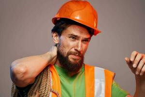 homme dans construction uniforme Orange difficile chapeau construction tondu vue photo