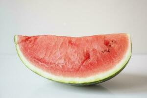 gros plan d'une tranche de melon d'eau sur fond blanc. photo